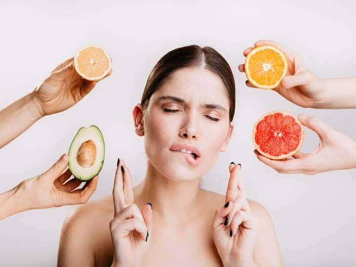 the best foods for healthy and glowing skin सिर्फ ब्यूटी प्रोडक्ट लगाने से नहीं बढ़ेगी खूबसूरती...निखार चाहिए तो इन चीज़ों को खाएं