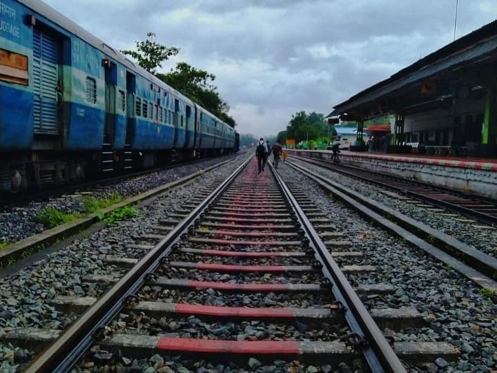 A major train accident averted in Odisha!  Fire broke out in the brake pads of the train, smoke filled the coach, there was a stir