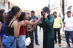 Tejasswi Prakash: জন্মদিনের একদিন আগেই উদযাপন, শ্যুটিং সেটে কেক কাটলেন তেজস্বী প্রকাশ