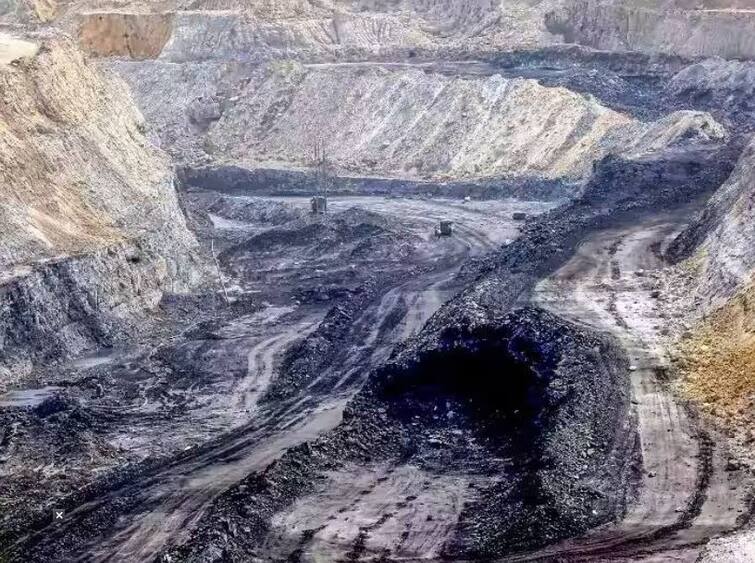 Jharkhand BCCL Open Mine Collapsed in Dhanbad More details awaited Jharkhand Mine Collapsed: ધનબાદમાં ખાણમાં ગેરકાયદે ખનન દરમિયાન બની દુર્ઘટના, ત્રણ લોકોના મોત, અનેક ફસાયાની આશંકા