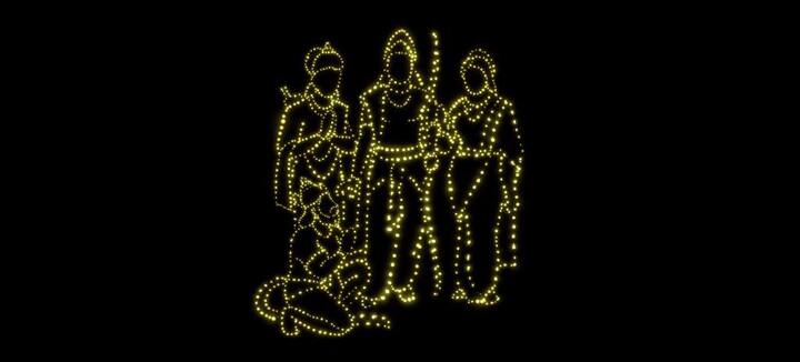 ప్రభాస్ రాముడిగా నటించిన ‘ఆదిపురుష్’ మూవీ మరికొద్ది రోజుల్లో విడుదల కానున్న సంగతి తెలిసిందే. ఈ నేపథ్యంలో ఇటీవల తిరుపతిలో ‘ఆదిపురుష్’ ప్రీరిలీజ్ ఈవెంట్ ఘనంగా నిర్వహించారు. దర్శకుడు ప్రశాంత్ వర్మ ఆధ్వర్యంలో భారీ స్థాయిలో ఈ ఈవెంట్ జరిగింది. అయితే, ఇందులో ప్రత్యేకంగా డ్రోన్ షో కూడా ప్లాన్ చేశారట. కానీ, పోలీసుల నుంచి అనుమతి లభించకపోవడంతో చివరి క్షణంలో రద్దు చేసుకోవల్సి వచ్చిందట. ఈ విషయాన్ని ప్రశాంత్ వర్మ సోషల్ మీడియా ద్వారా వెల్లడించారు. డ్రోన్ షో ప్లాన్కు సంబంధించిన ఫొటోలను అభిమానులతో పంచుకున్నారు. ఈ ఫొటోలు చూసి.. ఈ షో జరిగి ఉంటే ఈవెంట్ మరింత అదిరిపోయేదని అంటున్నారు. ఆ డ్రోన్ షో పిక్స్పై మీరూ ఓ లుక్కేయండి మరి.