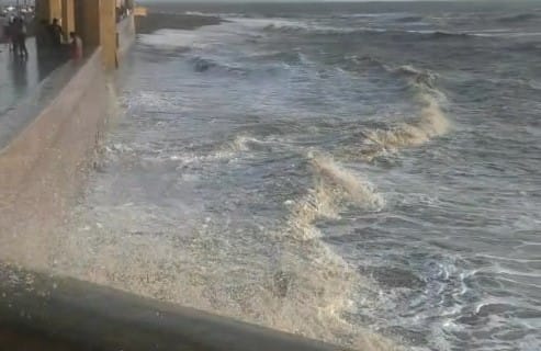 Daman sea  tourists advised to stay away from sea BIperjoy Cyclone:વાવાઝોડાના સંકટ વચ્ચે દમણનો દરિયો  તોફાની બન્યો, પ્રવાસીઓને દરિયાથી દૂર રહેવા સૂચના