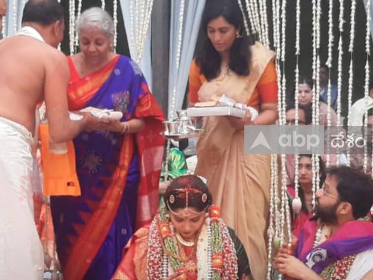 Nirmala Sitharaman and Parakala Prabhakar's daughter parakala vangmayi simple wedding video Viral చాలా సింపుల్‌గా నిర్మలా సీతారామన్, పరకాల ప్రభాకర్‌ దంపతుల కుమార్తె వివాహం