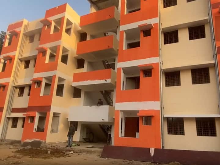 Prayagraj Flats Allotted To Peoples Build On Mafia Atiq Ahmed occupied Land CM Yogi Adityanath Will Give Key ANN UP News: अतीक अहमद के कब्जे वाली जमीन पर बने फ्लैट्स की निकली लॉटरी, लाभार्थियों की भर आईं आंखें, जानें- क्या कहा?