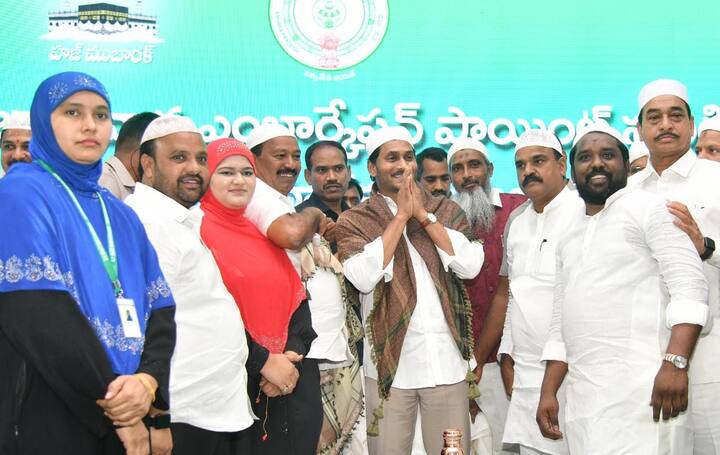 సీఎం జగన్ ను సత్కరిస్తున్న ముస్లి ప్రజా ప్రతినిదులు