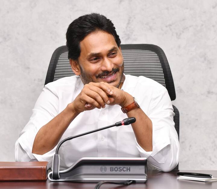 ఉద్యోగులతో నిర్వహించిన సమావేశంలో సీఎం జగన్ చిరునవ్వులు