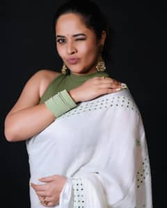 Anasuya Bharadwaj: తెల్ల చీరలో తళుక్కుమన్న విమానం 'సుమతి'