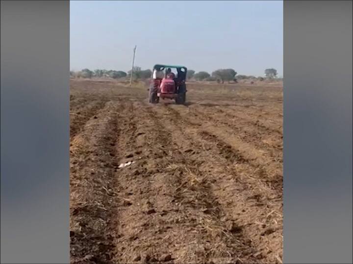 मृग नक्षत्राच्या सरीच्या पावसानंतर शेती कामाला वेग आला आहे. याच कामाची नवनीत राणा यांनी पाहणी केली.