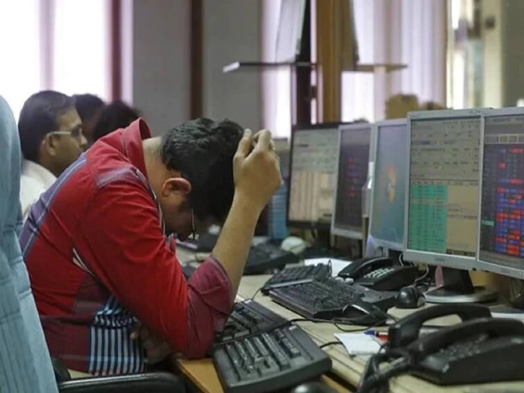 Stock Market Updates Sensex nifty falls today investers losses lakhs crore today share market marathi news  Share Market : शेअर बाजार आपटला, Sensex 1053 अंकांनी घसरला, गुंतवणूकदारांचे 8 लाख कोटी रुपये पाण्यात