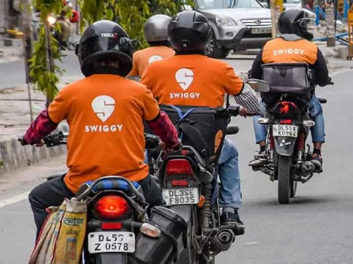 Swiggy may raise its paltform fee from 5 rs to 10 online food order consumer to pay additional fees marathi news  Swiggy : स्विगीवरून जेवण मागवताय? लवकरच त्यावर अतिरिक्त शुल्क द्यावं लागेल, स्विगीकडून प्लॅटफॉर्म फी दुप्पट करण्याची शक्यता