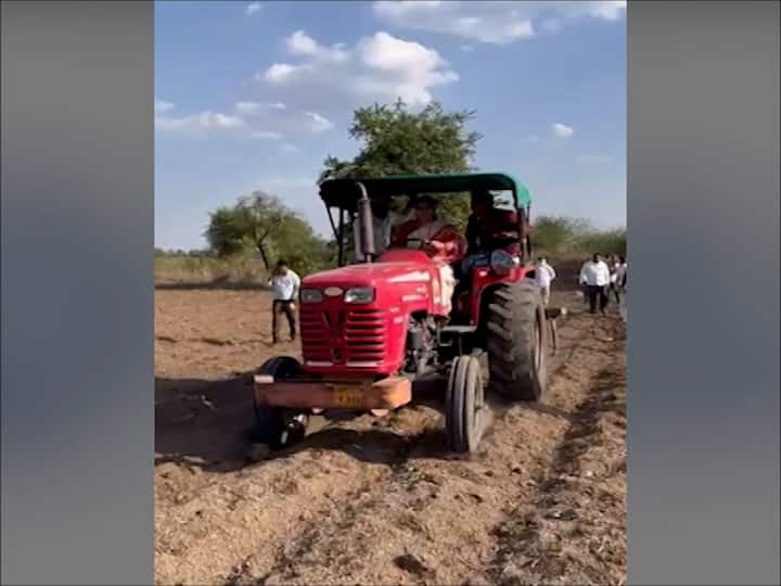 शेतकऱ्यांच्या प्रश्नांसंदर्बात केंद्र आणि राज्य सरकारकडे पाठपुरावा करणार असल्याचे आश्वासन यावेळी त्यांनी शेतकऱ्यांना दिले.