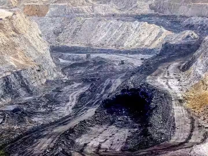 Jharkhand BCCL Open Mine Collapsed in Dhanbad Further details awaited Jharkhand Mine Collapsed: धनबाद में अवैध खनन के दौरान धंसी खदान, 3 की मौत, कई लोगों के फंसे होने की आशंका
