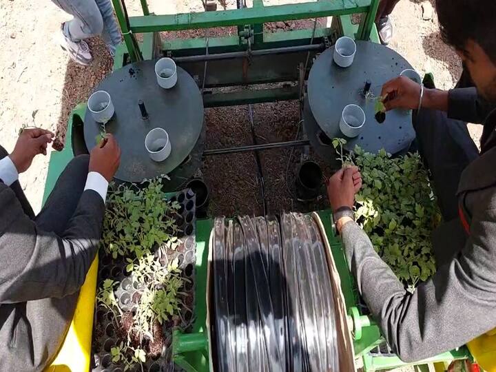 माझे आई वडील शेतकरी असून आमची 25 एकर शेती करताना मजूर मिळत नव्हते. त्यामुळे आज यंत्र बनविल्यानंतर आम्ही शेतकऱ्यांसाठी काही तरी केलं, हे सांगायला अभिमान वाटतोय, अशी प्रतिक्रिया ईश्वरी शिंदे या मुलीने दिली आहे.