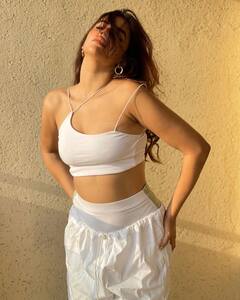 Miesha Iyer: વ્હાઈટ ડ્રેસમાં મિશા અય્યરે આપ્યા હોટ પોઝ, જુઓ વાયરલ  તસવીરો