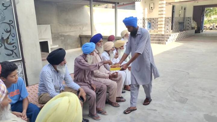 ਹਰਪ੍ਰੀਤ ਕੌਰ ਦੇ ਪਿੰਡ ਵਿੱਚ ਲੋਕ ਲੱਡੂ ਵੰਡ ਕੇ ਖ਼ੁਸ਼ੀਆਂ ਮਨਾ ਰਹੇ ਹਨ।