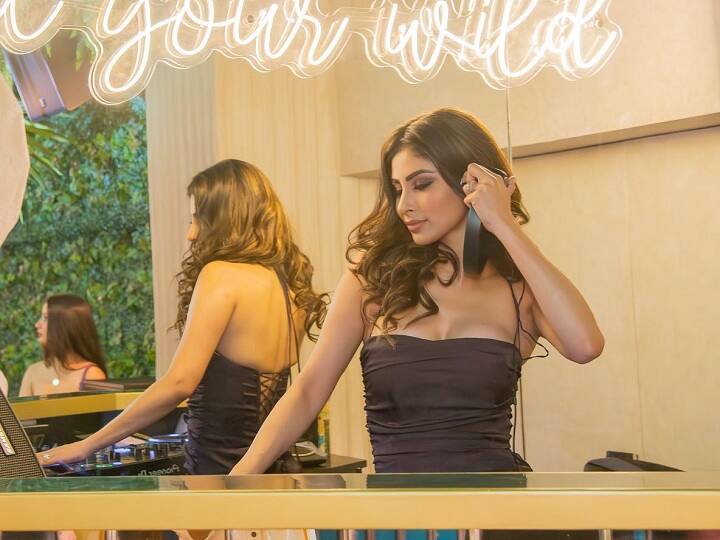 Mouni Roy Earning: चाहे बॉलीवुड हो या क्रिकेट... आपने कई ऐसे सेलेब्रेटिज को देखा होगा, जो अपने मुख्य पेशे से अलग कुछ बिजनेस भी करते हैं. इनसे उन्हें अच्छी-खासी कमाई भी होती है.
