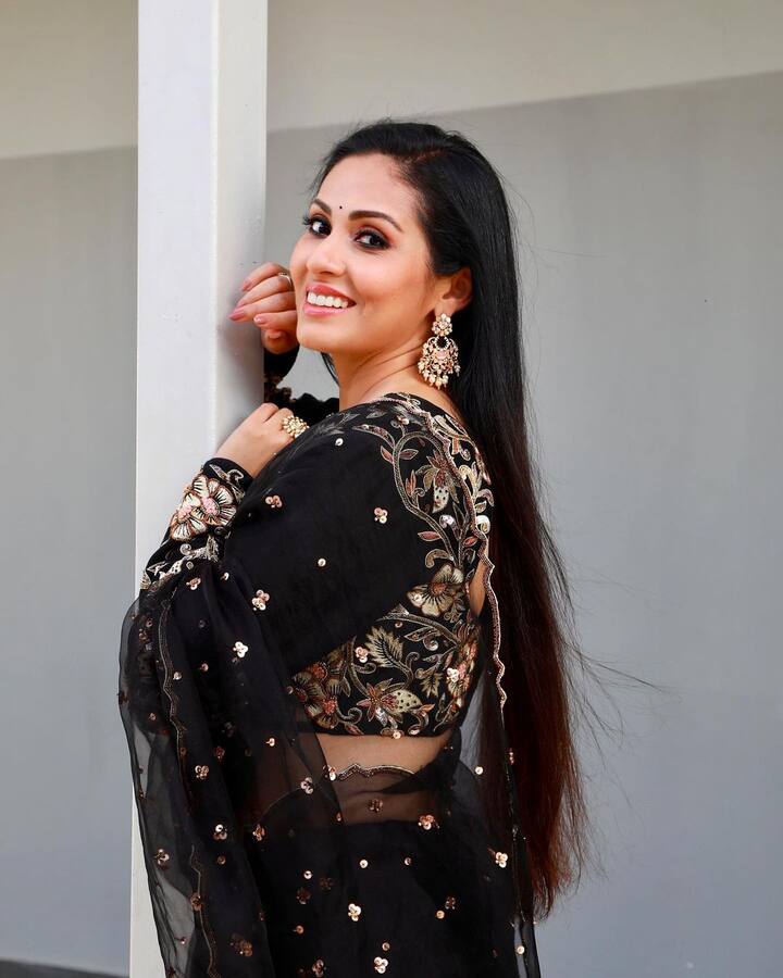 నల్ల చీరలో అందాల సదా