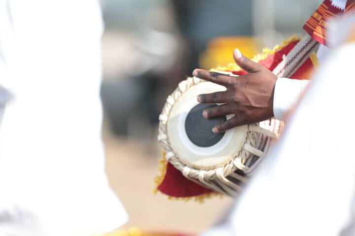 पालखीचे दर्शन घेण्यासाठी भाविक मोठ्या प्रमाणावर येथे दाखल होत आहेत.