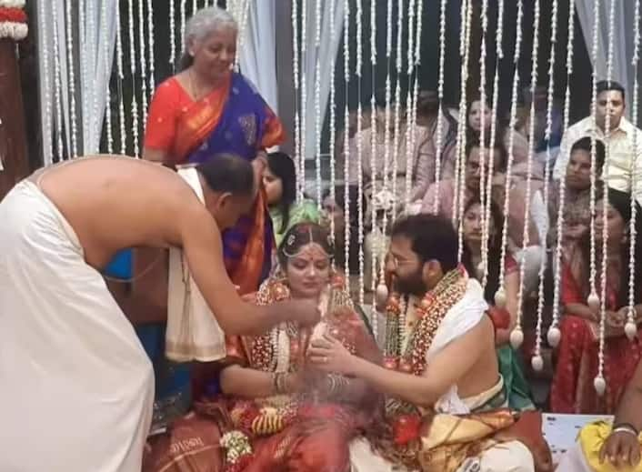 Nirmala Sitharaman Daughter Wedding:  Sitharaman's daughter Parakala Vangmayi tied the knot with Pratik Doshi, who hails from Gujarat, Nirmala Sitharaman Daughter Wedding: ગુજરાતના પ્રતિક સાથે થયા નાણામંત્રી નિર્મલા સીતારમણની દીકરીના લગ્ન, PM મોદી સાથે છે ખાસ કનેક્શન