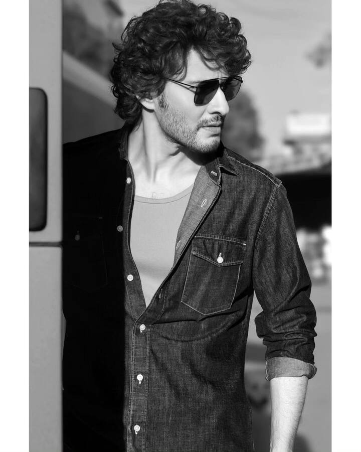 ఈ ఫోటోలను చూసి ఆయన భార్య నమ్రత Ufffff ! 🔥🔥🔥🔥🔥 కామెంట్ పెట్టింది.Photo Credit: Mahesh Babu/Instagram