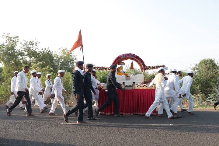 शेगावहून पंढरपूरकडे निघालेल्या संतश्रेष्ठ श्री गजानन महाराज यांच्या पालखीचे आज हिंगोलीतून परभणी जिल्ह्यात आगमन झाले. (सर्व फोटो सौजन्य: संकेत गाडेकर
