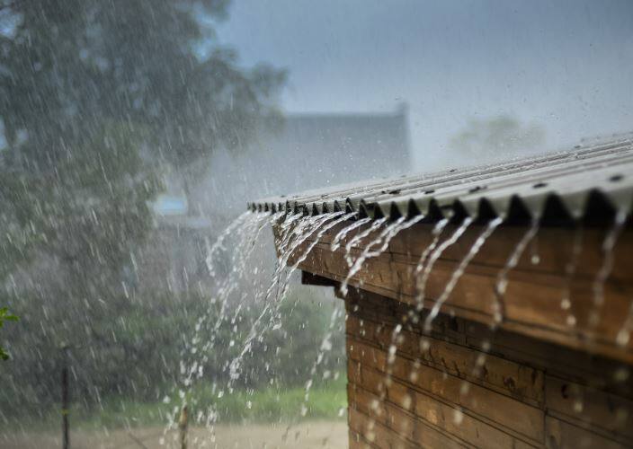 એવું માનવામાં આવે છે કે જો તમે પૂજા સમયે વરસાદનું પાણી આંબાના પાન પર છાંટો તો પૈસાની કમી દૂર થાય છે. જો તમે દેવાથી પરેશાન છો તો વરસાદનું પાણી એક વાસણમાં ભેગું કરો. પછી તે પાણી હનુમાનજીની સામે રાખો.