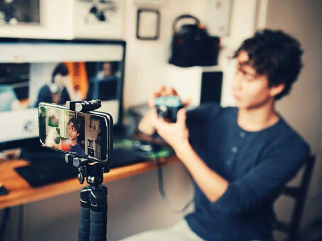 Social Media Influencers Impacting Consumers' Buying Behaviour: Merits & Demerits Social Media Influencers Impacting Consumers' Buying Behaviour: Merits & Demerits