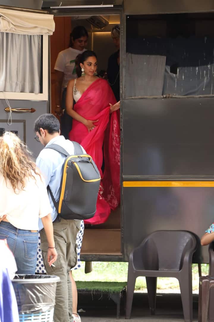 कियारा आडवाणी की ये तस्वीरें मुंबई में फिल्म ‘सत्यप्रेम की कथा’ के एक प्रमोशन इवेंट की हैं. तस्वीरों में कियारा डीपनेक ब्लाउज के साथ रेड साड़ी पहने हुए काफी खूबसूरत लग रही हैं.