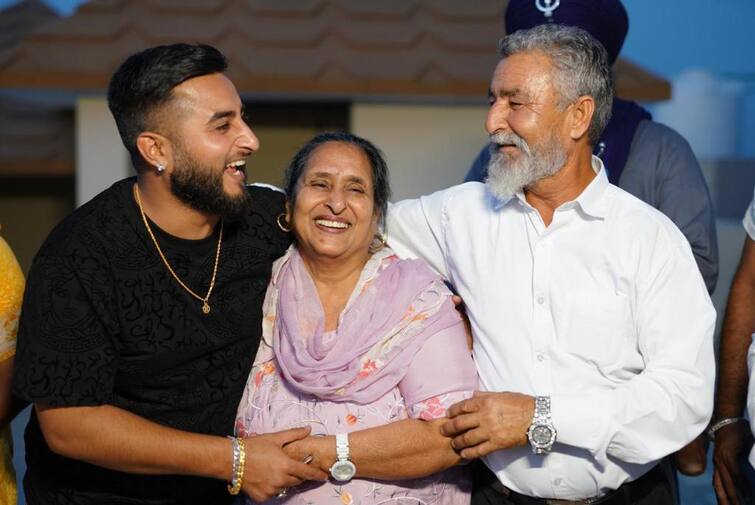 punjabi singer khan sahib gives her parents a new home as a surprise gift pictures going viral ਪੰਜਾਬੀ ਗਾਇਕ ਖਾਨ ਸਾਹਿਬ ਨੇ ਮਾਪਿਆਂ ਨੂੰ ਗਿਫਟ ਕੀਤਾ ਨਵਾਂ ਘਰ, ਤਸਵੀਰਾਂ ਦੇਖ ਫੈਨਜ਼ ਬੋਲੇ- 'ਸਰਵਣ ਪੁੱਤ'