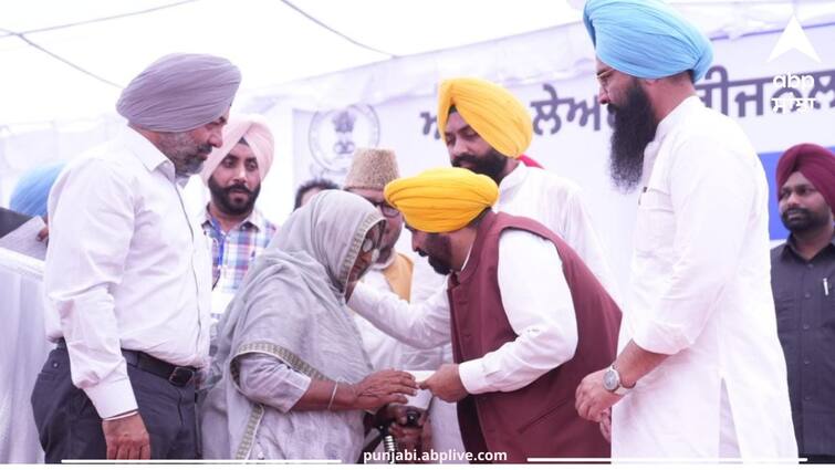 CM Mann handed over a check of 50 lakhs to the family of Manjit Singh who died while on duty during Corona ਮਨਜੀਤ ਸਿੰਘ ਦੇ ਪਰਿਵਾਰ ਨੂੰ CM ਮਾਨ ਨੇ ਸੌਂਪਿਆ 50 ਲੱਖ ਦਾ ਚੈੱਕ, ਕੋਰੋਨਾ ਮੌਕੇ ਡਿਊਟੀ ਦੌਰਾਨ ਹੋਈ ਸੀ ਮੌਤ