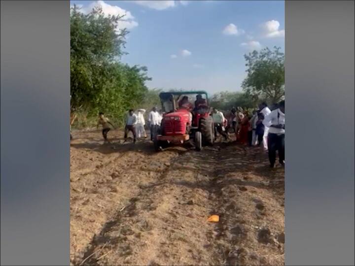 नवनीत राणा यांनी मोर्शी (Morshi) तालुक्यातील पातूर येथील शेतकरी किरण फरतोडे यांच्या शेतात जाऊन घेतला आढावा.