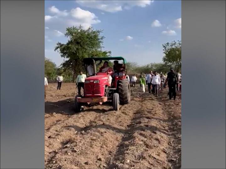 मृग नक्षत्राच्या सरीच्या पावसानंतर शेतकऱ्यांनी शेतीच्या मशागतीला सुरुवात केली आहे.