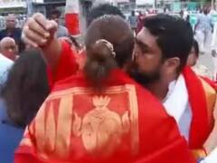 Kriti Sanon : क्रिती सेननपासून दीपिकापर्यंत, 'या' सेलिब्रिटींच्या रिअल लाईफ Kiss वरून वाद