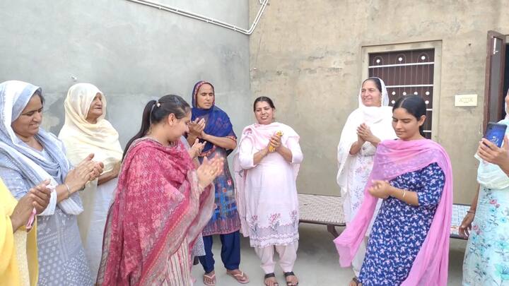 ਹਰਪ੍ਰੀਤ ਕੌਰ ਦੀਆਂ ਚਾਚੀਆਂ, ਤਾਈਆਂ ਨੱਚ, ਟੱਪ ਕੇ ਗਿੱਦਾਂ ਪਾ ਕੇ ਖੁਸ਼ੀਆਂ ਮਨਾ ਰਹੀਆਂ ਹਨ