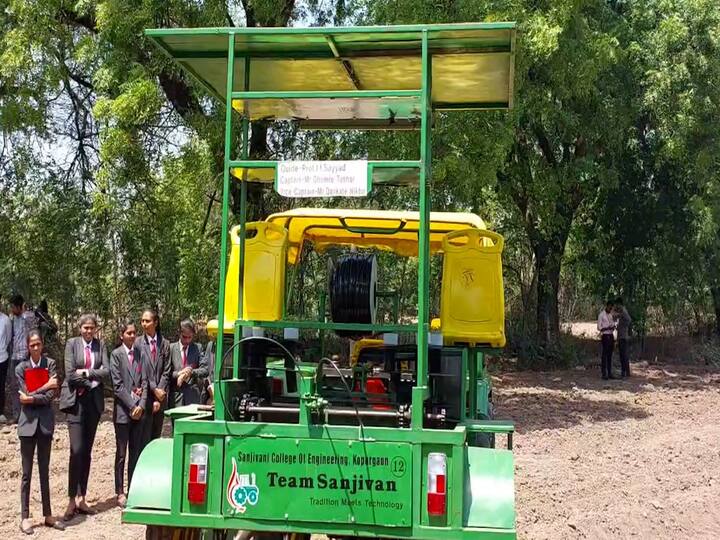 शेतकऱ्यांना पेरणी करताना येणाऱ्या अडचणी लक्षात घेत कोपरगाव मधील संजीवनी अभियांत्रिकी महाविद्यालयात शिकणाऱ्या विद्यार्थ्यांनी शेतकऱ्यांसाठी बहुपयोगी पेरणी यंत्र बनवले आहे.