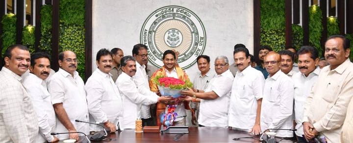 సీఎం జగన్ ను సత్కరిస్తున్న ఉద్యోగులు