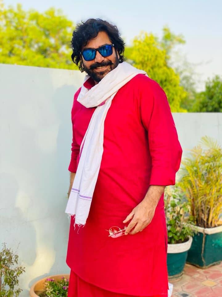 इस बात का जिक्र एक्टर एक न्यूज पोर्टल को दिए गए इंटरव्यू में किया था. उन्होंने बताया था कि ‘एक बार मैं महेश भट्ट से मिलने गए थे जहां संस्कार को ध्यान में रखते हुए मैंने महेश के पैर छूए लेकिन डायरेक्टर को मेरी ये बात बिल्कुल पसंद नहीं आई और वो भड़क गए.