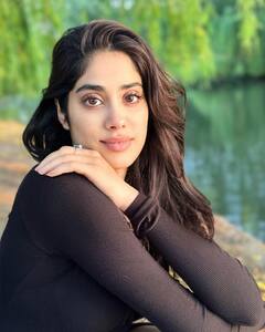 ડીપ નેક ડ્રેસમાં એન્જોય કરતી જોવા મળી Janhvi Kapoor