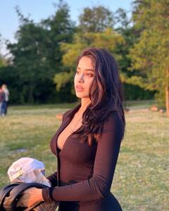 ડીપ નેક ડ્રેસમાં એન્જોય કરતી જોવા મળી Janhvi Kapoor