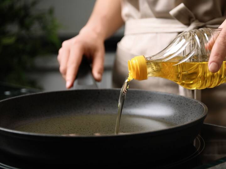 Cooking oil Mother dairy cuts all brands edible oil prices Oil Prices: కిచెన్‌ ఖర్చు నుంచి ఊరట, తగ్గిన వంట నూనెల రేట్లు