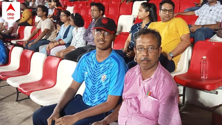 Intercontinental Cup 2023:Two football lovers from West Bengal come at Bhuvneshwar to watch India play against Mongolia Intercontinental Cup 2023: সুনীলদের খেলা দেখার জন্য 'অভিশপ্ত উপত্যকা' পেরিয়ে বালিগঞ্জ থেকে ভুবনেশ্বরে