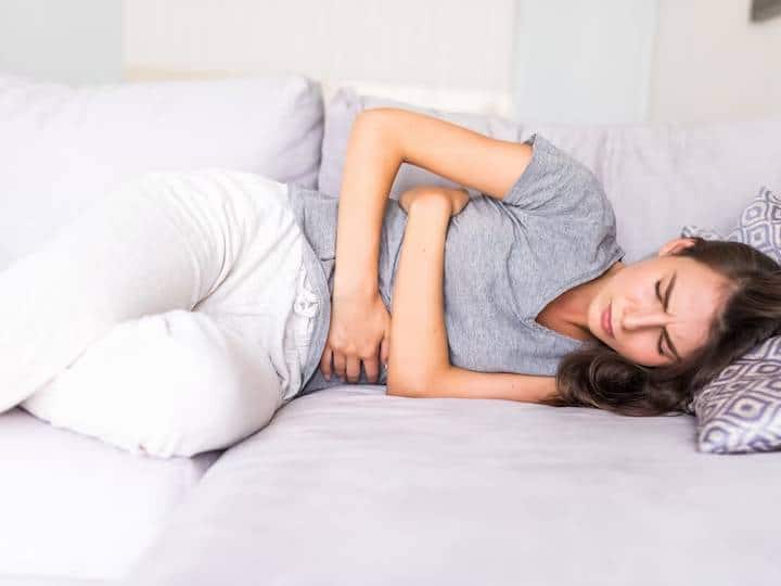Sleeping positions for menstrual cramps and remedies पीरियड्स के दौरान होने वाले तेज दर्द से चाहिए राहत, तो अपने सोने का तरीका कुछ यूं रखें