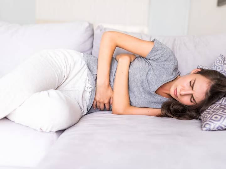 Sleeping Positions For Menstrual Cramps And Remedies पीरियड्स के दौरान होने वाले तेज दर्द से