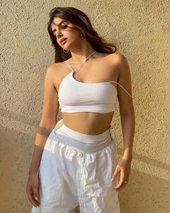 Miesha Iyer: વ્હાઈટ ડ્રેસમાં મિશા અય્યરે આપ્યા હોટ પોઝ, જુઓ વાયરલ  તસવીરો