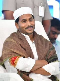 In Pics: హజ్ యాత్రకు బయలుదేరిన వారితో సీఎం జగన్ - ఫోటోలు