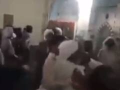 Pakistan Mosque: पाकिस्तान के मस्जिद में घुसकर नमाज पढ़ने के दौरान इमाम पर किया हमला, लात-घूसे बरसाए, ये है वजह