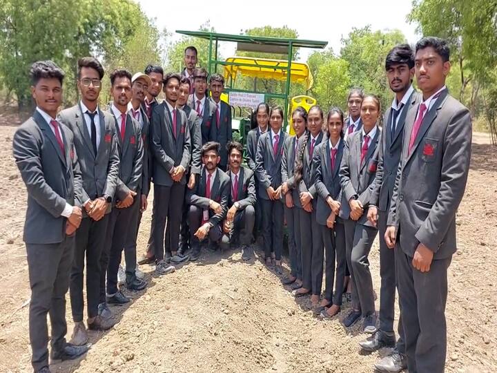 देशभरातील 28 संघ अंतिम फेरीत आले होते. त्यात शेवटच्या फेरीत 15 संघात झालेल्या स्पर्धेत संजीवनीला यश मिळालं असल्याच शिक्षक इमरान सय्यद यांनी सांगितलं आहे.