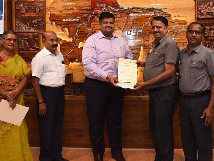 Tamil Nadu Green Champion Award 1 lakh checks each were presented karur collector TNN கரூர்: தமிழ்நாடு பசுமை சாம்பியன் விருது  பெற்றவர்களுக்கு  காசோலை, சான்றிதழ்களை வழங்கிய மாவட்ட ஆட்சியர்