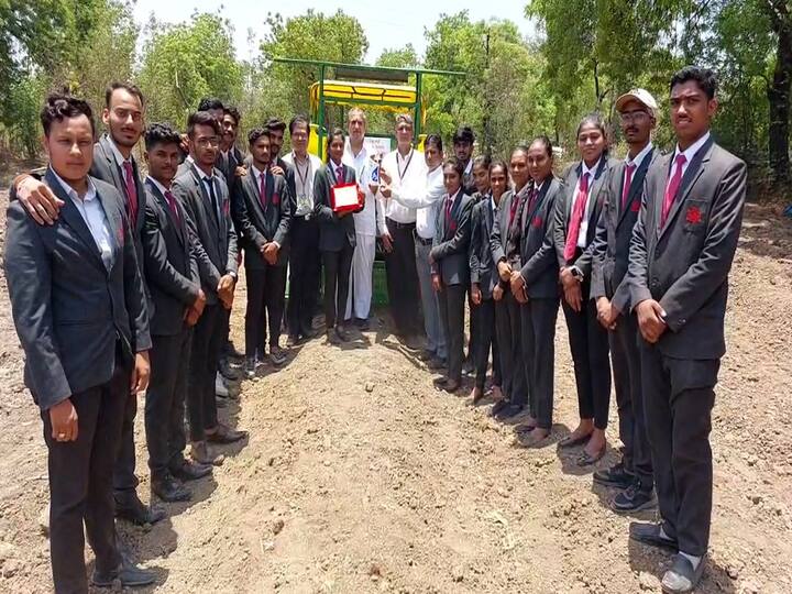 याचबरोबर रोपाभोवती मल्चींगपेपर अंथरत रोपाच्या शेजारून ठिबक सिंचनाची नळीही पसरली जाऊ शकते, अशी माहिती तुषार घुमरे म्हणाला या विद्यार्थ्यांने दिली आहे.