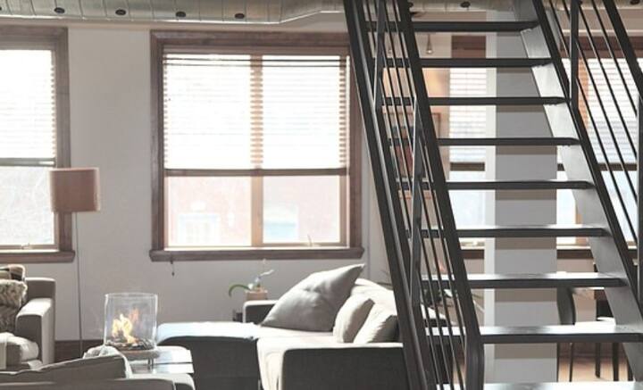 নির্বিচারে সবুজ নিধন চললেও, ইট-কাঠ-পাথরের ইমারতে আকাশ দেখা না গেলেও, কংক্রিটের শহরেই মাথার উপর একচিলতে ছাদ গড়ে তুলতে হিমশিম খাই আমরা। অনেক কষ্টে, ধারদেনা করে যদিও বা ফ্ল্যাট কেনা সম্ভব হয়, তাতে জায়গার সঙ্কুলান করতে গিয়ে ধাক্কা খাই।